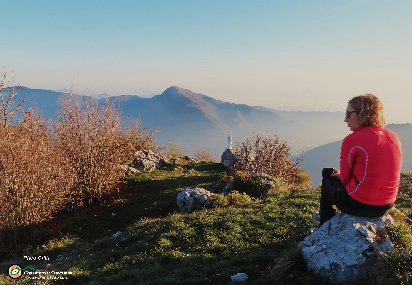 65 Sotto la croce la bella bianca Madonnina con vista sulla Val Seriana.JPG